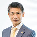 松成 靖典